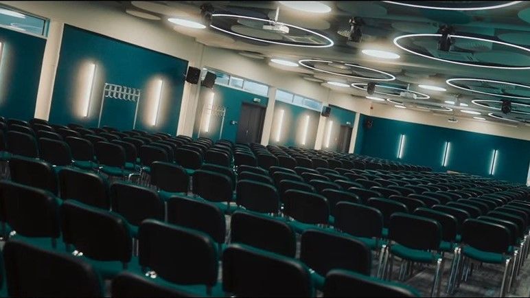 3,5 hónap alatt újítottuk meg a kamara 400 m²-es konferenciatermét